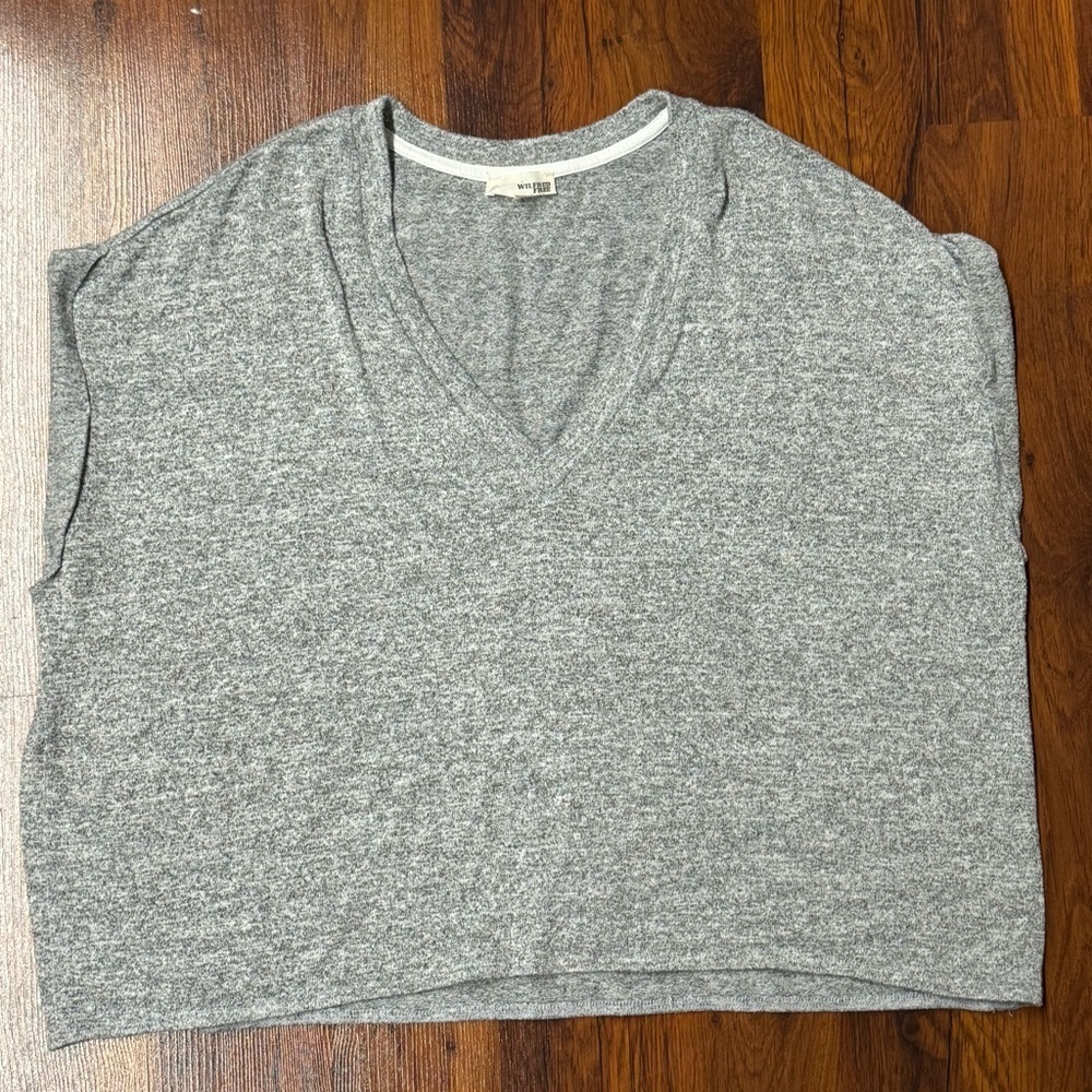 Wilfred Free Aritzia Grey V Neck Cropped Tee Small